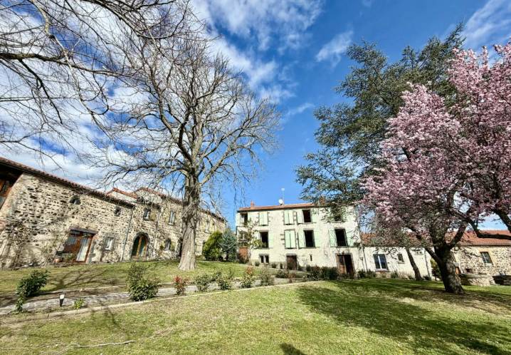 Maison • Vente • 600m2 • Bergonne